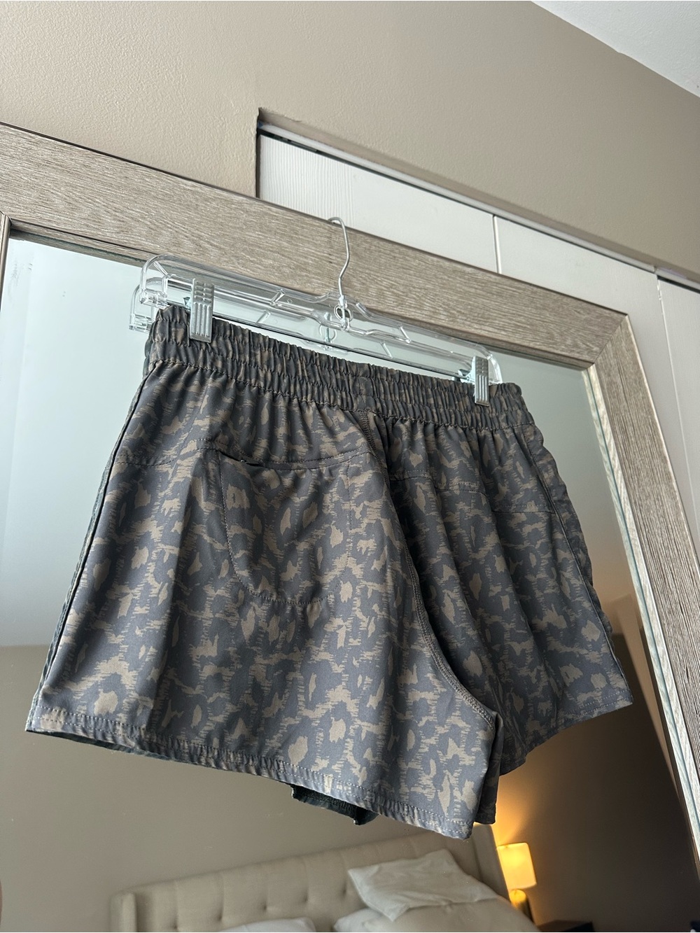 Vuori Women's Gray Camo Athletic Drawstring Elastic Waist Shorts Size Medium - Picture 2 of 3